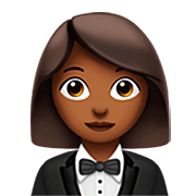 🤵🏾‍♀️ Emoji Mujer Con Esmoquin: Tono De Piel Oscuro Medio en Apple iOS 16.4.