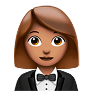 🤵🏽‍♀️ Emoji Mujer Con Esmoquin: Tono De Piel Medio en Apple iOS 16.4.