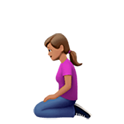 Emoji 🧎🏽‍♀️ Donna Inginocchiata: Carnagione Olivastra su Apple iOS 16.4.