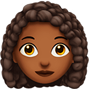 👩🏾‍🦱 Emoji Mulher: Pele Morena Escura E Cabelo Cacheado na Apple iOS 16.4.