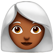 👩🏾‍🦳 Emoji Frau: mitteldunkle Hautfarbe, weißes Haar Apple iOS 16.4.