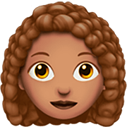 👩🏽‍🦱 Emoji Frau: mittlere Hautfarbe, lockiges Haar Apple iOS 16.4.