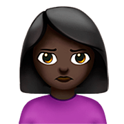 Emoji 🙎🏿‍♀️ Donna Imbronciata: Carnagione Scura su Apple iOS 16.4.