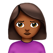 🙎🏾‍♀️ Emoji Mujer Haciendo Pucheros: Tono De Piel Oscuro Medio en Apple iOS 16.4.