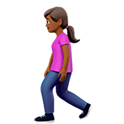 🚶🏾‍♀️ Emoji Mujer Caminando: Tono De Piel Oscuro Medio en Apple iOS 16.4.