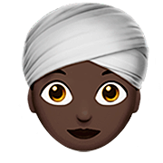 👳🏿‍♀️ Emoji Frau mit Turban: dunkle Hautfarbe Apple iOS 16.4.