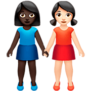 👩🏿‍🤝‍👩🏻 Emoji händchenhaltende Frauen: dunkle Hautfarbe, helle Hautfarbe Apple iOS 16.4.