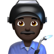 👨🏿‍🏭 Emoji Fabrikarbeiter: dunkle Hautfarbe Apple iOS 17.4.