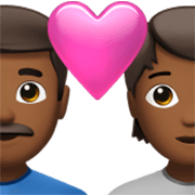 👨🏾‍❤️‍🧑🏾 Emoji Casal Apaixonado: Homem, Pessoa, Pele Morena Escura na Apple iOS 17.4.