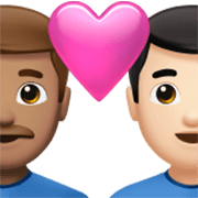👨🏽‍❤️‍👨🏻 Emoji sich küssendes Paar - Mann: mittlere Hautfarbe, Mann: helle Hautfarbe Apple iOS 17.4.