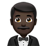 🤵🏿‍♂️ Emoji Hombre Con Esmoquin: Tono De Piel Oscuro en Apple iOS 17.4.