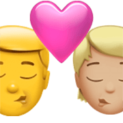 Emoji 👨‍❤️‍💋‍🧑🏼 Bacio Tra Coppia: uomo, persona, Nessun tono della pelle, Carnagione Abbastanza Chiara su Apple iOS 17.4.