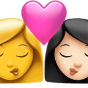 👩‍❤️‍💋‍👩🏻 Emoji Beijo - Mulher, Mulher: Pele Clara na Apple iOS 17.4.