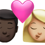 👨🏿‍❤️‍💋‍👩🏼 Emoji Beijo - Homem: Pele Escura, Mulher: Pele Morena Clara na Apple iOS 17.4.