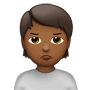 🙎🏾 Emoji Persona Haciendo Pucheros: Tono De Piel Oscuro Medio en Apple iOS 17.4.