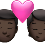 Emoji 👨🏿‍❤️‍💋‍🧑🏿 Bacio Tra Coppia: uomo, persona, Carnagione Scura su Apple iOS 17.4.
