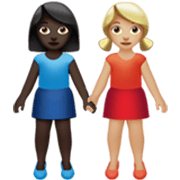 👩🏿‍🤝‍👩🏼 Emoji Duas Mulheres De Mãos Dadas: Pele Escura E Pele Morena Clara na Apple iOS 17.4.