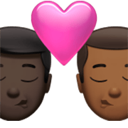 👨🏿‍❤️‍💋‍👨🏾 Emoji Beso - Hombre: Tono De Piel Oscuro, Hombre: Tono De Piel Oscuro Medio en Apple iOS 17.4.
