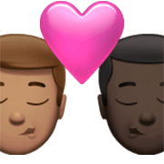 Emoji 👨🏽‍❤️‍💋‍👨🏿 Bacio Tra Coppia - Uomo: Carnagione Olivastra, Uomo: Carnagione Scura su Apple iOS 17.4.