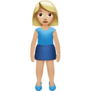 🧍🏼‍♀️ Emoji stehende Frau: mittelhelle Hautfarbe Apple iOS 17.4.