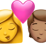 👩‍❤️‍💋‍🧑🏽 Emoji sich küssendes Paar: Frau, Person, Kein Hautton, mittlere Hautfarbe Apple iOS 17.4.