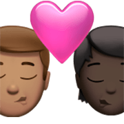 👨🏽‍❤️‍💋‍🧑🏿 Emoji sich küssendes Paar: Mannn, Person, mittlere Hautfarbe, dunkle Hautfarbe Apple iOS 17.4.