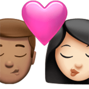 👨🏽‍❤️‍💋‍👩🏻 Emoji sich küssendes Paar - Mann: mittlere Hautfarbe, Frau: helle Hautfarbe Apple iOS 17.4.