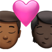 👨🏾‍❤️‍💋‍🧑🏿 Emoji Beijo: Homem, Pessoa, Pele Morena Escura, Pele Escura na Apple iOS 17.4.