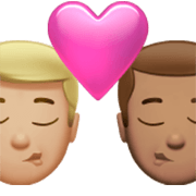 👨🏼‍❤️‍💋‍👨🏽 Emoji Beso - Hombre: Tono De Piel Claro Medio, Hombre: Tono De Piel Medio en Apple iOS 17.4.