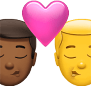 👨🏾‍❤️‍💋‍👨 Emoji Beso - Hombre: Tono De Piel Oscuro Medio, Hombre en Apple iOS 17.4.