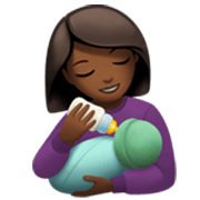 👩🏾‍🍼 Emoji Mulher Alimentando Bebê: Pele Morena Escura na Apple iOS 17.4.