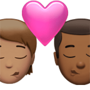 🧑🏽‍❤️‍💋‍👨🏾 Emoji sich küssendes Paar: Person, Mannn, mittlere Hautfarbe, mitteldunkle Hautfarbe Apple iOS 17.4.
