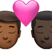 👨🏾‍❤️‍💋‍👨🏿 Emoji Beijo - Homem: Pele Morena Escura, Homem: Pele Escura na Apple iOS 17.4.
