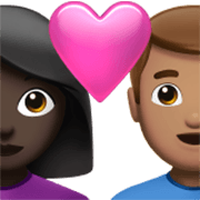 👩🏿‍❤️‍👨🏽 Emoji Casal Apaixonado - Mulher: Pele Escura, Homem: Pele Morena na Apple iOS 17.4.