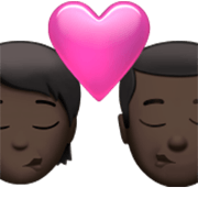 🧑🏿‍❤️‍💋‍👨🏿 Emoji sich küssendes Paar: Person, Mannn, dunkle Hautfarbe Apple iOS 17.4.