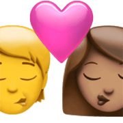 🧑‍❤️‍💋‍👩🏽 Emoji Beso: Persona, Mujer, Sin tono de piel, Tono De Piel Medio en Apple iOS 17.4.