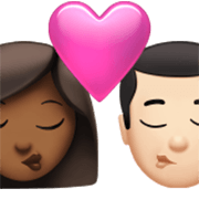 👩🏾‍❤️‍💋‍👨🏻 Emoji Beso Mujer: Tono De Piel Oscuro Medio, Hombre: Tono De Piel Claro en Apple iOS 17.4.