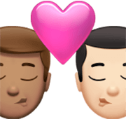👨🏽‍❤️‍💋‍👨🏻 Emoji sich küssendes Paar - Mann: mittlere Hautfarbe, Mann: helle Hautfarbe Apple iOS 17.4.