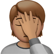 Emoji 🤦🏽 Persona Esasperata: Carnagione Olivastra su Apple iOS 17.4.