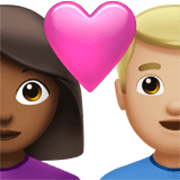 👩🏾‍❤️‍👨🏼 Emoji Beijo - Mulher: Pele Morena Escura, Homem: Pele Morena Clara na Apple iOS 17.4.