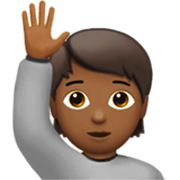 🙋🏾 Emoji Person mit erhobenem Arm: mitteldunkle Hautfarbe Apple iOS 17.4.