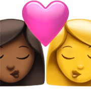 👩🏾‍❤️‍💋‍👩 Emoji sich küssendes Paar - Frau: mitteldunkle Hautfarbe, Frau Apple iOS 17.4.