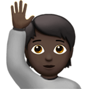 Émoji 🙋🏿 Personne Qui Lève La Main : Peau Foncée sur Apple iOS 17.4.