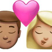 👨🏽‍❤️‍💋‍👩🏼 Emoji Beso - Hombre: Tono De Piel Medio, Mujer: Tono De Piel Claro Medio en Apple iOS 17.4.