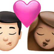 👨🏻‍❤️‍💋‍👩🏽 Emoji Beso - Hombre: Tono De Piel Claro, Mujer: Tono De Piel Medio en Apple iOS 17.4.