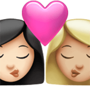 👩🏻‍❤️‍💋‍👩🏼 Emoji sich küssendes Paar - Frau: helle Hautfarbe, Frau: mittelhelle Hautfarbe Apple iOS 17.4.