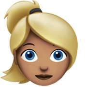 Émoji 👱🏽‍♀️ Femme Blonde : Peau Légèrement Mate sur Apple iOS 17.4.