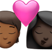 🧑🏾‍❤️‍💋‍👩🏿 Emoji Beijo: Pessoa, Mulher, Pele Morena Escura, Pele Escura na Apple iOS 17.4.