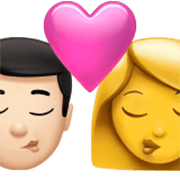 👨🏻‍❤️‍💋‍👩 Emoji Beso - Hombre: Tono De Piel Claro, Mujer en Apple iOS 17.4.