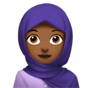 🧕🏾 Emoji Mujer Con Hiyab: Tono De Piel Oscuro Medio en Apple iOS 17.4.